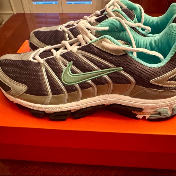 ***NIB*** Nike Air Women’s Sneakers in Teal, Grey & White- Size 10 - Picture 4 of 9